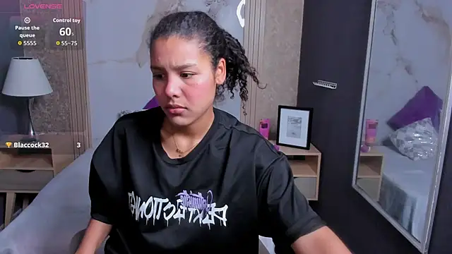 AriaVega online show from November 24, 2025, 12:16 pm