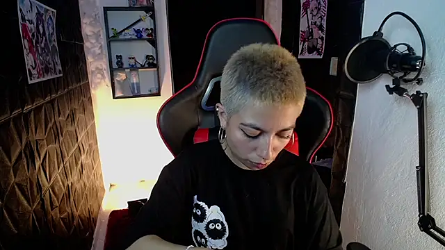 lunarichy22 online show from November 11, 2025, 7:47 pm