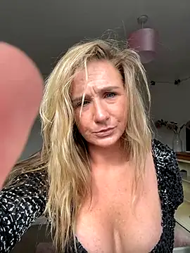 Snapshot of MimiMaee chatting on October 9, 2025, 11:41 am MimiMaee online show from October 9, 2025, 11:41 am