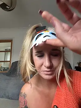 Snapshot of MimiMaee chatting on October 13, 2025, 12:05 pm MimiMaee online show from October 13, 2025, 12:05 pm