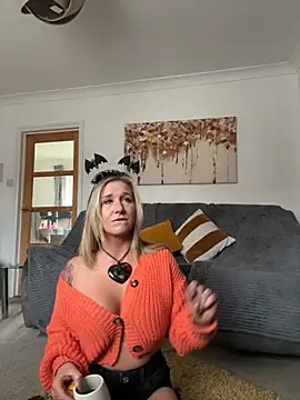 Snapshot of MimiMaee chatting on October 14, 2025, 1:01 pm MimiMaee online show from October 14, 2025, 1:01 pm