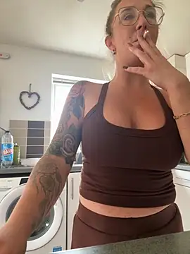 Snapshot of MimiMaee chatting on October 19, 2025, 8:37 am MimiMaee online show from October 19, 2025, 8:37 am