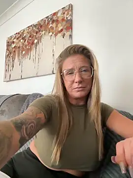 Snapshot of MimiMaee chatting on October 22, 2025, 12:38 pm MimiMaee online show from October 22, 2025, 12:38 pm