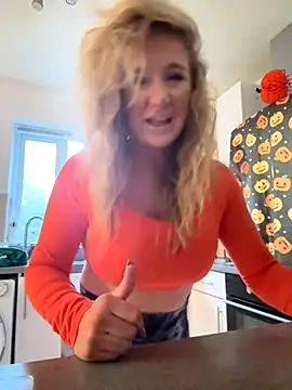 Snapshot of MimiMaee chatting on October 23, 2025, 8:24 am MimiMaee online show from October 23, 2025, 8:24 am