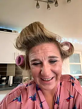 Snapshot of MimiMaee chatting on October 27, 2025, 1:59 pm MimiMaee online show from October 27, 2025, 1:59 pm