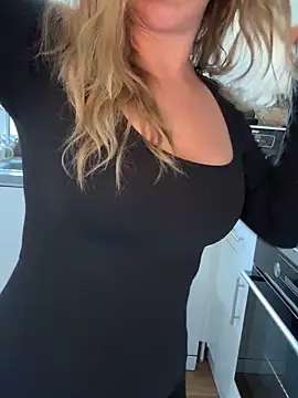 Snapshot of MimiMaee chatting on November 17, 2025, 9:26 am MimiMaee online show from November 17, 2025, 9:26 am