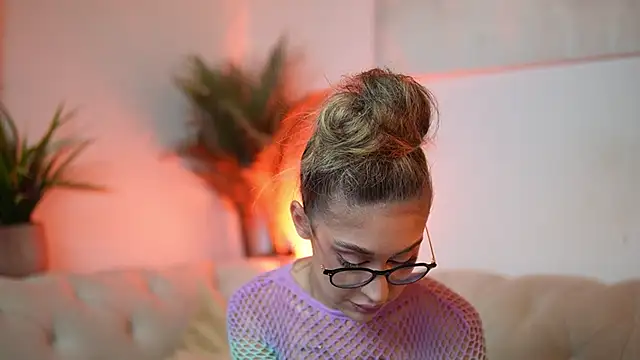 Snapshot of AileenKiss chatting on October 7, 2025, 6:16 pm AileenKiss online show from October 7, 2025, 6:16 pm