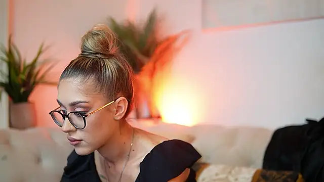 Snapshot of AileenKiss chatting on October 9, 2025, 6:06 pm AileenKiss online show from October 9, 2025, 6:06 pm