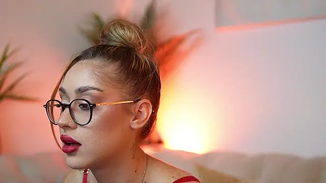 Snapshot of AileenKiss chatting on October 14, 2025, 7:25 pm AileenKiss online show from October 14, 2025, 7:25 pm