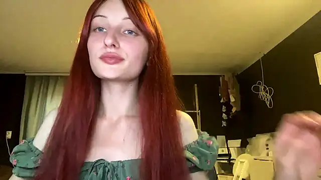 Snapshot of EvaLiv chatting on October 4, 2025, 10:35 am EvaLiv online show from October 4, 2025, 10:35 am