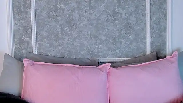  victoriaa  lois online show from December 18, 2025, 8:15 pm