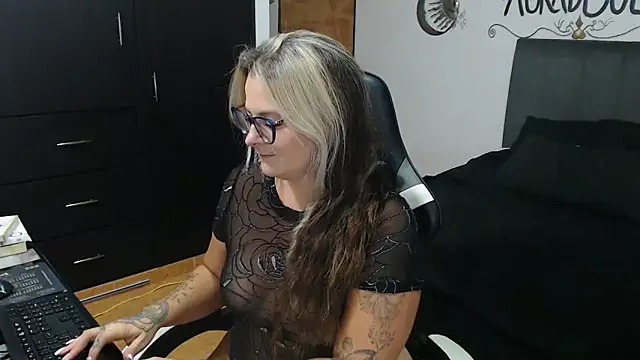 perlagoloza05 online show from November 8, 2025, 3:29 am