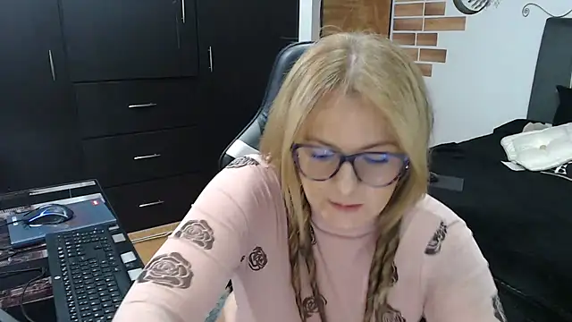 perlagoloza05 online show from February 8, 2026, 2:48 am