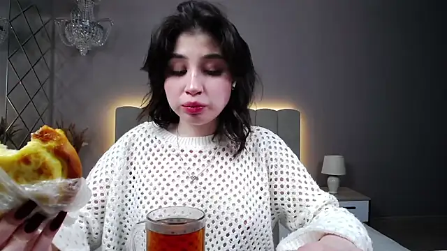 DianaMello online show from November 17, 2025, 4:07 am