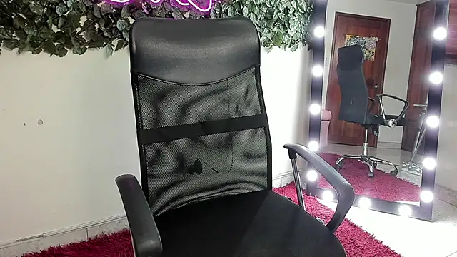 Snapshot of Samanta_Ortiz chatting on November 17, 2025, 7:19 pm Samanta Ortiz online show from November 17, 2025, 7:19 pm