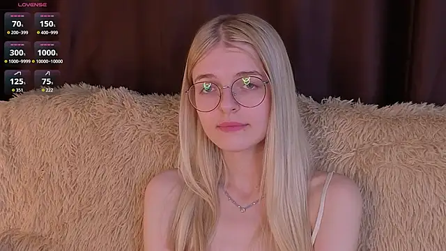 MonicaShiny online show from October 17, 2025, 6:10 pm