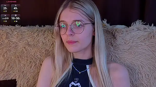 MonicaShiny online show from November 19, 2025, 7:25 pm