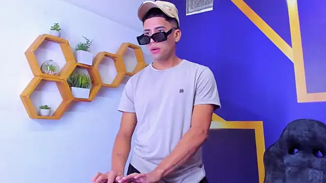 Play boys Hot2 online show from October 13, 2025, 12:16 pm