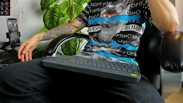 Snapshot of 2_fire chatting on November 1, 2025, 9:17 pm 2 fire online show from November 1, 2025, 9:17 pm