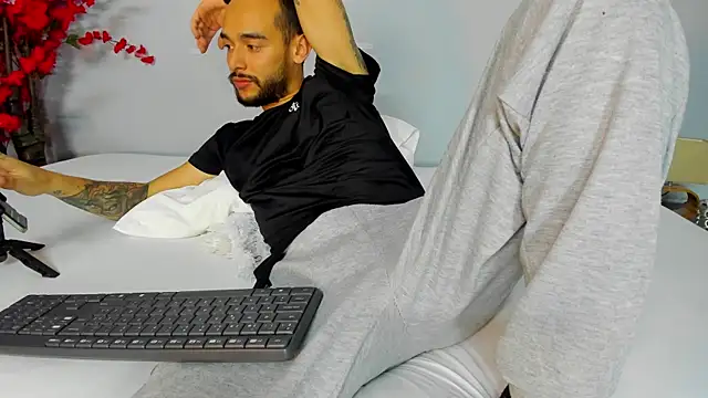 Snapshot of 2_fire chatting on November 8, 2025, 8:18 pm 2 fire online show from November 8, 2025, 8:18 pm