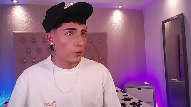 MateoMitchell online show from November 11, 2025, 9:04 pm