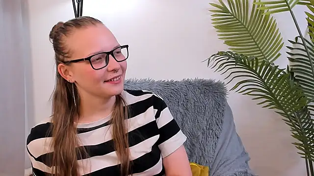 Snapshot of NohemiGilsdorf chatting on October 4, 2025, 8:34 am NohemiGilsdorf online show from October 4, 2025, 8:34 am