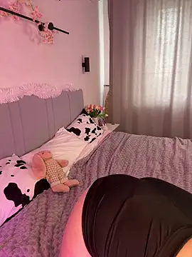 Snapshot of JenniferLouns chatting on October 16, 2025, 10:49 am JenniferLouns online show from October 16, 2025, 10:49 am