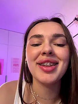 Snapshot of JenniferLouns chatting on October 22, 2025, 12:49 pm JenniferLouns online show from October 22, 2025, 12:49 pm