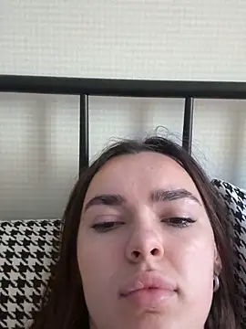 Snapshot of JenniferLouns chatting on November 17, 2025, 9:04 am JenniferLouns online show from November 17, 2025, 9:04 am