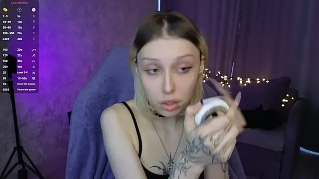 Snapshot of Alice_L0 chatting on October 4, 2025, 9:18 am Alice L0 online show from October 4, 2025, 9:18 am