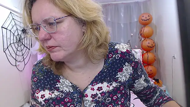 VestaWoody online show from October 13, 2025, 6:35 am