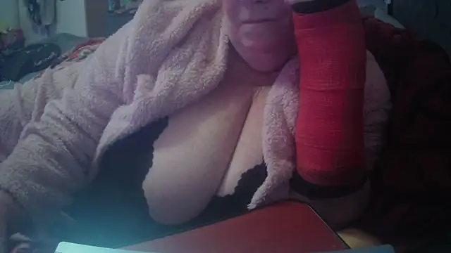 Snapshot of Playful_MILF_Demi chatting on October 18, 2025, 12:57 am Playful MILF Demi online show from October 18, 2025, 12:57 am