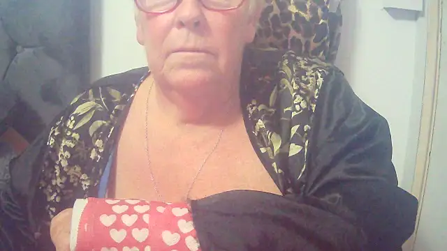 Snapshot of Playful_MILF_Demi chatting on November 6, 2025, 10:10 pm Playful MILF Demi online show from November 6, 2025, 10:10 pm