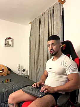 Snapshot of Ezzio_Scolaro chatting on October 17, 2025, 12:14 am Ezzio Scolaro online show from October 17, 2025, 12:14 am