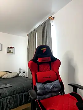 Snapshot of Ezzio_Scolaro chatting on October 26, 2025, 12:00 pm Ezzio Scolaro online show from October 26, 2025, 12:00 pm