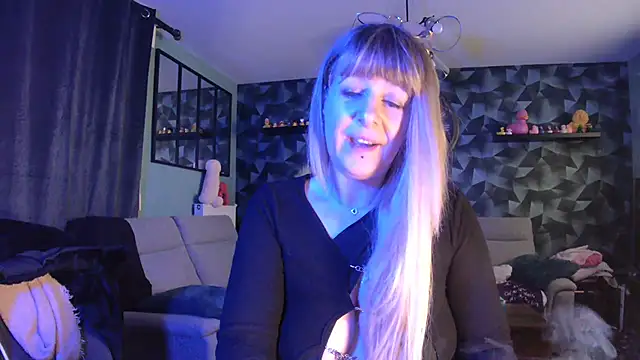 Delichieuse5 online show from February 3, 2025, 8:13 pm