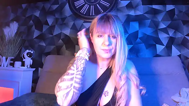 Delichieuse5 online show from February 17, 2025, 8:47 pm