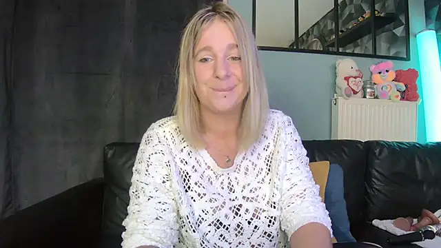 Delichieuse5 online show from September 18, 2025, 7:27 pm