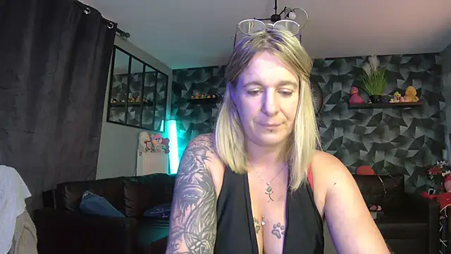 Delichieuse5 online show from September 20, 2025, 7:48 pm