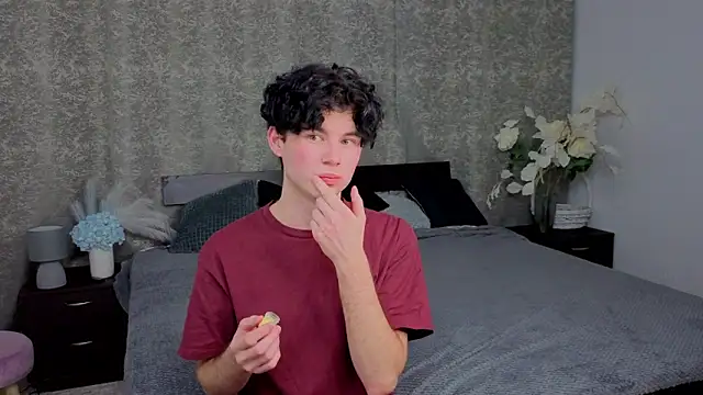 Cute Mike online show from November 19, 2025, 7:58 pm