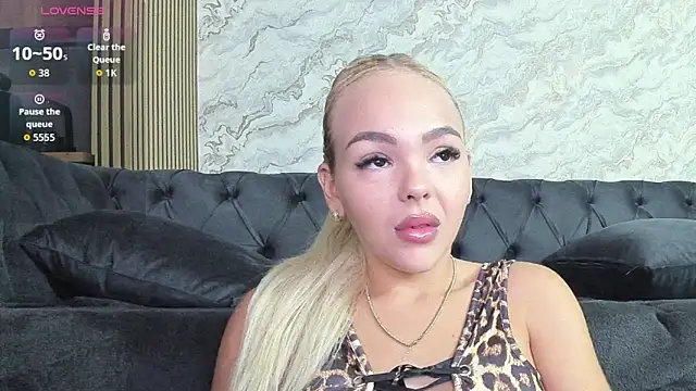 Snapshot of Daisy_Abby03 chatting on October 11, 2025, 5:28 am Daisy Abby03 online show from October 11, 2025, 5:28 am