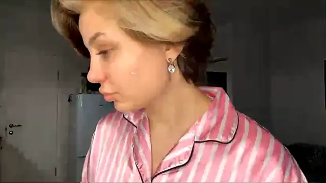 Snapshot of LunaMoonstar chatting on November 3, 2025, 1:23 pm LunaMoonstar online show from November 3, 2025, 1:23 pm