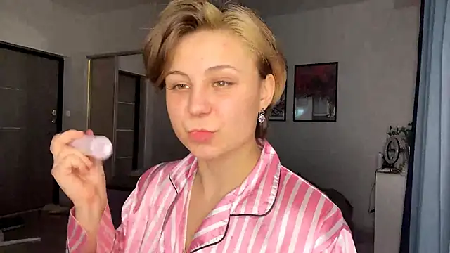 Snapshot of LunaMoonstar chatting on November 4, 2025, 12:04 pm LunaMoonstar online show from November 4, 2025, 12:04 pm