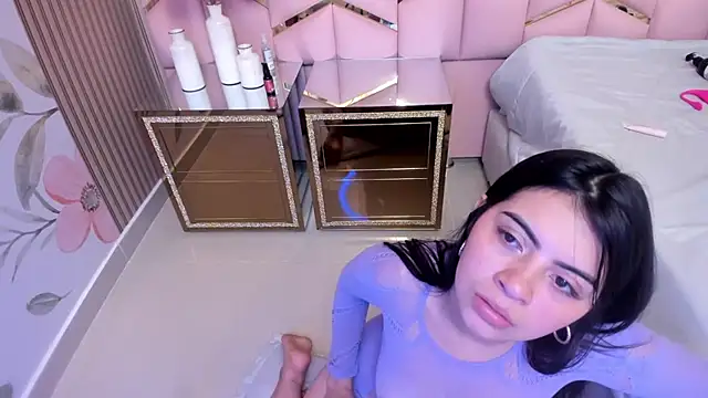 Laia 18 online show from November 30, 2025, 12:36 am