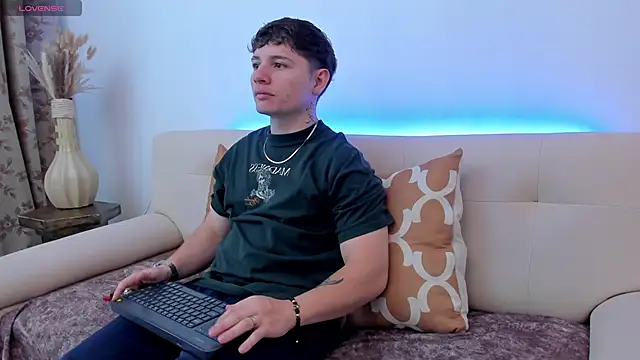 Leoo Miller online show from October 17, 2025, 8:44 pm