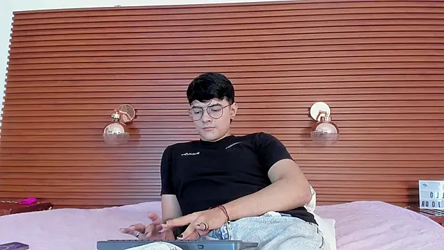 Snapshot of levi_levii chatting on October 7, 2025, 8:28 pm levi levii online show from October 7, 2025, 8:28 pm