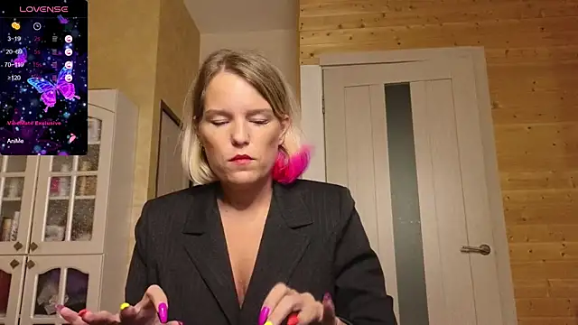 Snapshot of Lady_Shine chatting on October 8, 2025, 9:23 pm Lady Shine online show from October 8, 2025, 9:23 pm