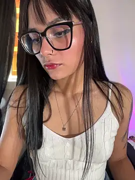 Snapshot of AlannaDollx chatting on November 19, 2025, 2:06 pm AlannaDollx online show from November 19, 2025, 2:06 pm