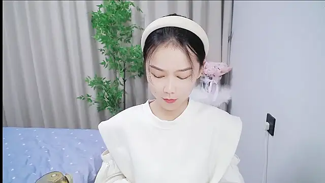 mili0923 online show from November 4, 2025, 1:43 pm