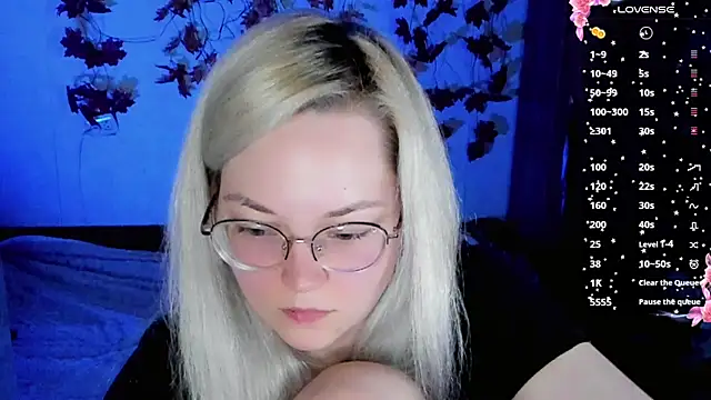 Snapshot of HoneyDazzle chatting on November 9, 2025, 8:07 pm HoneyDazzle online show from November 9, 2025, 8:07 pm